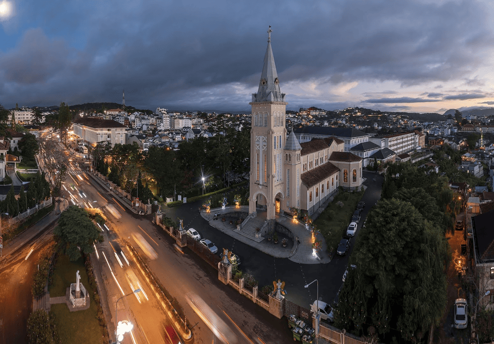 Nhà thờ Con Gà là công trình kiến trúc cổ kính mang phong cách châu Âu, nổi bật giữa trung tâm thành phố với tháp chuông cao và tượng gà trên đỉnh mái (Nguồn: Giáo Phận Đà Lạt)